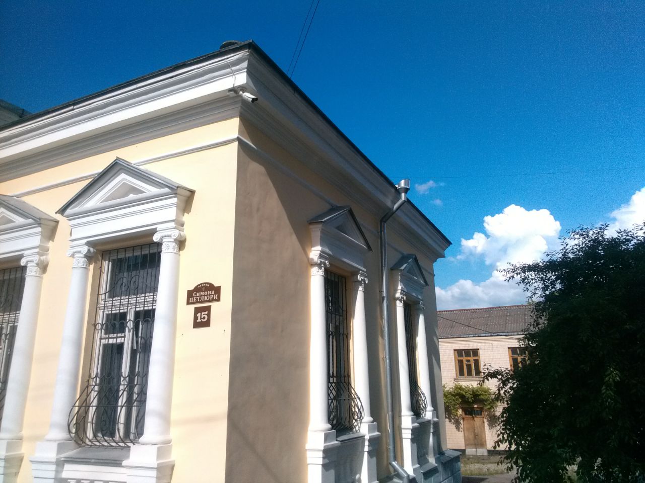 Камера на будинку, у якому травні-червні 1920-го року перебувала канцелярія Симона Петлюри, направлена на його пам'ятник, м. Вінниця